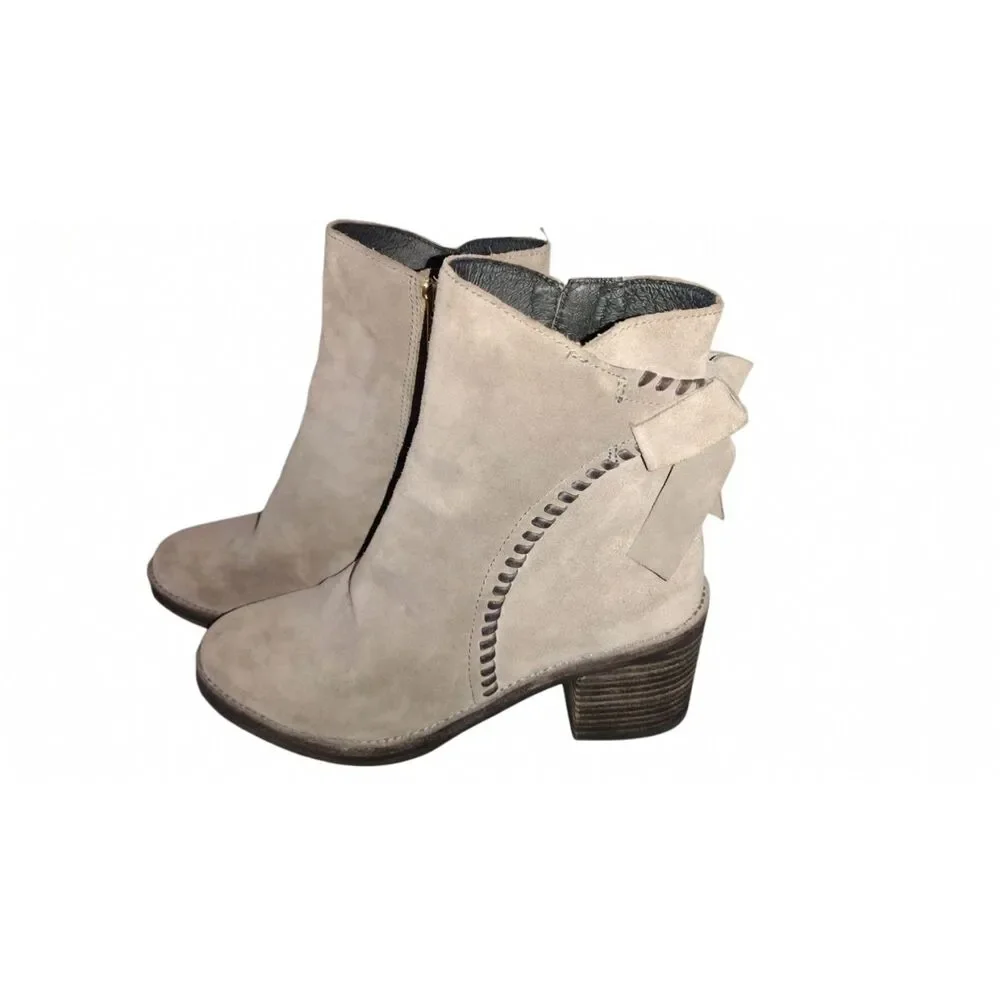 UGG Suede Ankle Booties Women’s Size 7 Beige Tan Side Zip Heeled Boots